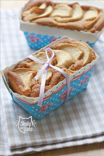 Apples, dates and cinnamon loaves