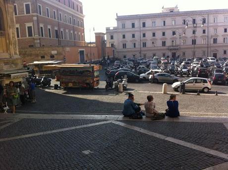 Piazza San Pietro in Vincoli. Situazione completamente fuori controllo e umiliante. Turisti, statene alla larga