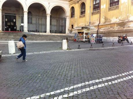 Piazza San Pietro in Vincoli. Situazione completamente fuori controllo e umiliante. Turisti, statene alla larga
