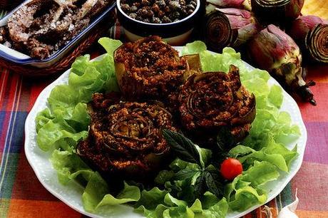 Carciofi ripieni con salsiccia e zafferano http://ricette.donnamoderna.com/var/ezflow_site/storage/images/media/images/ricette-importate/contorno/verdure/carciofi-ripieni/piatto-pronto-ingredienti/16016161-1-ita-IT/piatto-pronto-ingredienti_dettaglio_ricette_slider_grande3.jpg