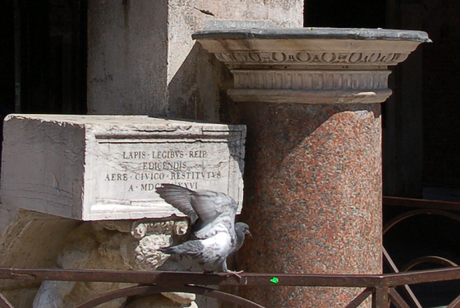 Particolare con l'iscrizione recante la data del restauro Particolare con l'iscrizione recante la data del restauro