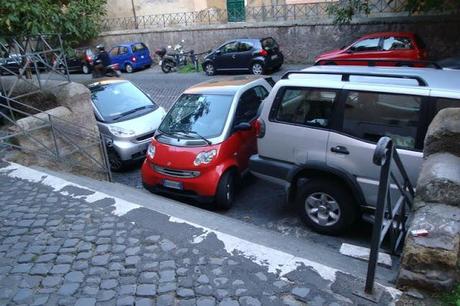 LA SCALINATA RESA INUTILIZZABILE DALLA SMART IN SOSTA E DAL SUV. OVVIAMENTE NESSUNA MULTA. LA SCALINATA RESA INUTILIZZABILE DALLA SMART IN SOSTA E DAL SUV. OVVIAMENTE NESSUNA MULTA.