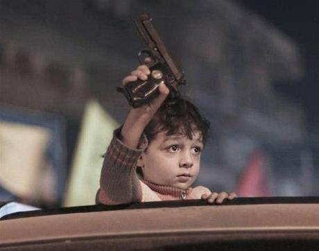 Bambino con pistola ai festeggiamenti per la tregua a Gaza. 