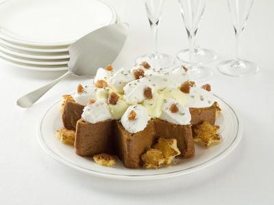 Torta di pandoro con panna e gelato