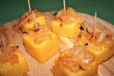 QUADROTTI DI POLENTA CON CIPOLLA CARAMELLATA