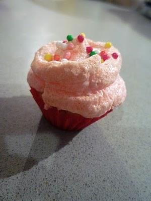 CUPCAKES MERINGATI (CARBONIZZATI) AI MIRTILLI ROSSI CUPCAKES MERINGATI (CARBONIZZATI) AI MIRTILLI ROSSI