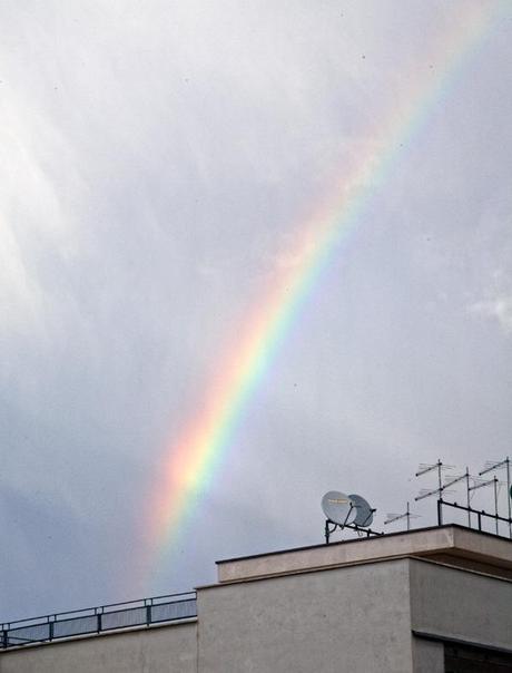 Come un raggio di sole guarda una goccia d’acqua