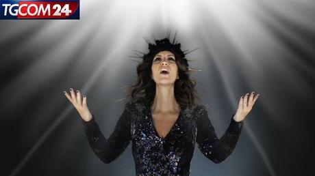 laura_pausini Laura Pausini con una corona di spine per l’Inedito video: le foto