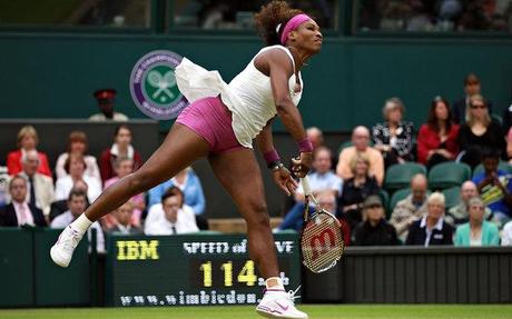 Djokovic si ''mette le tette'' e imita Serena Williams durante la partita! E l'arbitro...