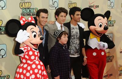 Disney per Barneys New York e il Mickey Mouse pappone