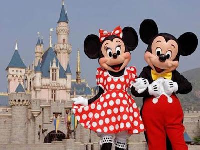 Disney per Barneys New York e il Mickey Mouse pappone