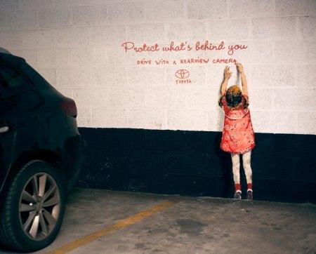 Ernest-Zacharevic-Interactive-street-art-Toyota-yatzer-7 Dietro di te
