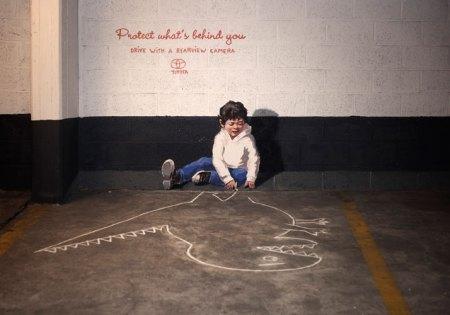 Ernest-Zacharevic--Interactive-street-art-Toyota-yatzer-7 Dietro di te