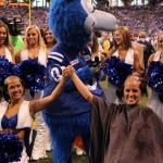 Le cheerleader si tagliano i capelli per beneficenza: il coach ha il cancro