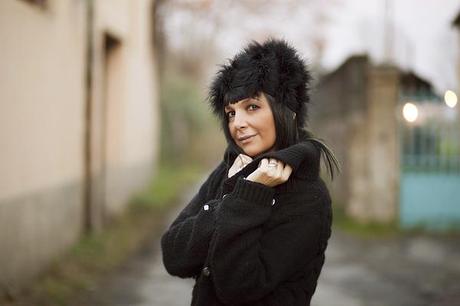 Smilingischic, fashion blog, Sandra Bacci , Moi Je Joue Firenze, Stripes, primo piano, cappello con le piume My idea of a perfect outfit: timeless