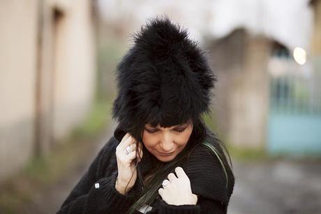 Smilingischic, fashion blog, Sandra Bacci , cappello con le piume, cuffiam Tres Jolie, haistyle, cappelli colorati di verde My idea of a perfect outfit: timeless