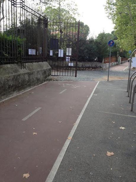 Roma fa schifo anche perché chi costruisce le ciclabili è un mentecatto totale Roma fa schifo anche perché chi costruisce le ciclabili è un mentecatto totale