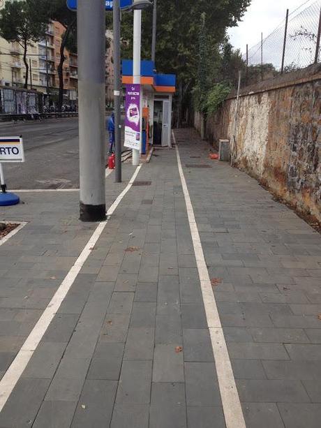 Roma fa schifo anche perché chi costruisce le ciclabili è un mentecatto totale Roma fa schifo anche perché chi costruisce le ciclabili è un mentecatto totale