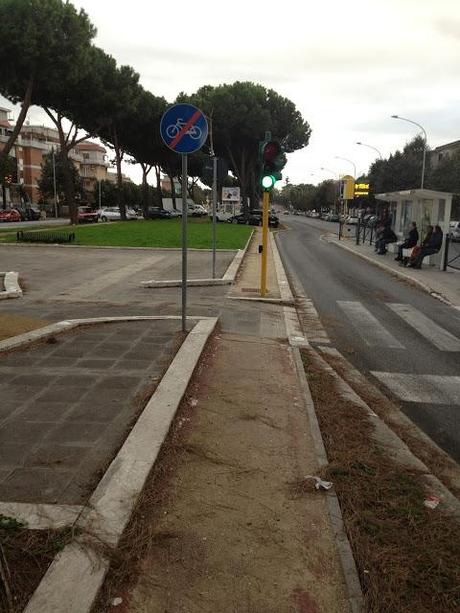 Roma fa schifo anche perché chi costruisce le ciclabili è un mentecatto totale Roma fa schifo anche perché chi costruisce le ciclabili è un mentecatto totale