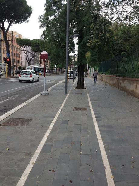 Roma fa schifo anche perché chi costruisce le ciclabili è un mentecatto totale Roma fa schifo anche perché chi costruisce le ciclabili è un mentecatto totale