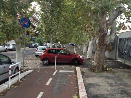 Roma fa schifo anche perché chi costruisce le ciclabili è un mentecatto totale Roma fa schifo anche perché chi costruisce le ciclabili è un mentecatto totale