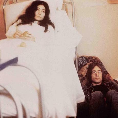 una immagine di Copertina dellalbum Unfinished Music No. 2 Life with the Lions 1969 620x620 su Once Upon a Time John Lennon: la Leggenda di un Uomo e di un Sognatore