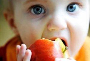 Pesticidi negli alimenti: bambini più a rischio cancro frutta