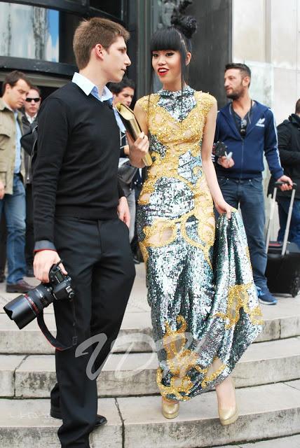 Paris Fashion Week Street Style : Golden Queen