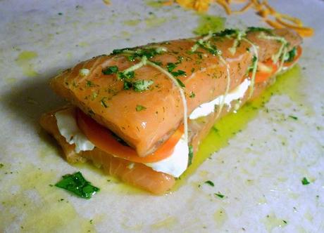 SALMONE AL CARTOCCIO RIPIENO DI STRACCHINO, POMODORINI E SCORZE D'ARANCIO