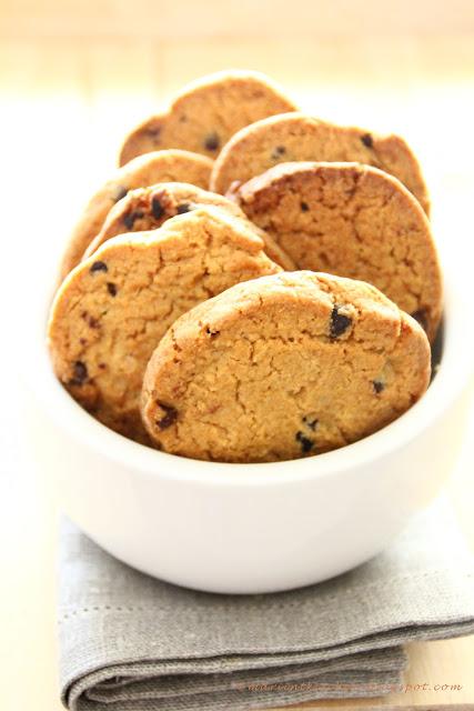 BISCOTTI AL BURRO DI ARACHIDI E GOCCE DI CIOCCOLATO (PEANUT BUTTER AND CHOCOLATE CHIP BISCUITS)