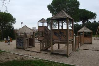 IL RACCAPRICCIANTE DEGRADO IN CUI VERSA VILLA BONELLI! E PENSARE CHE PROPRIO QUI C'E' LA SEDE DEL XVIII MUNICIPIO... IL RACCAPRICCIANTE DEGRADO IN CUI VERSA VILLA BONELLI! E PENSARE CHE PROPRIO QUI C'E' LA SEDE DEL XVIII MUNICIPIO...
