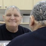 Scozia, a 60 anni si fa un tatuaggio in testa per coprire la alopecia 02