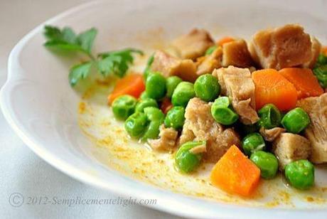 Spezzatino di seitan con piselli aromatizzato alla grappa