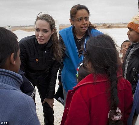 Angelina Jolie in difesa dei bambini in fuga dalla Siria visita un campo profughi in Giordania