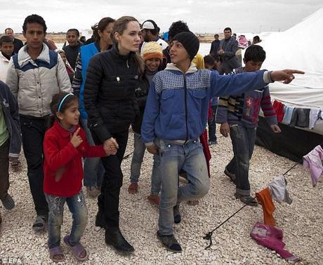 Angelina Jolie in difesa dei bambini in fuga dalla Siria visita un campo profughi in Giordania