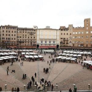 Una piazza che sa di profumi e sapori: torna il mercato in Piazza del Campo