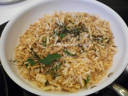 Cartufula ripiena Affumicata, ancora cucina di Carnia… E che Carnia! trucioli e erbe aromatiche per affumicatura-002