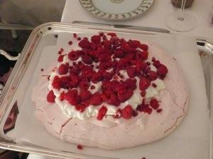 Pavlova di Natale con pepe rosa lamponi e melagrana 20121207-181919.jpg