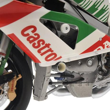 Honda VTR 1000  V.Rossi & C.Edwards Team Castrol Honda 8 Hours Suzuka 2000 L.E. 5099 pcs. by Minichamps