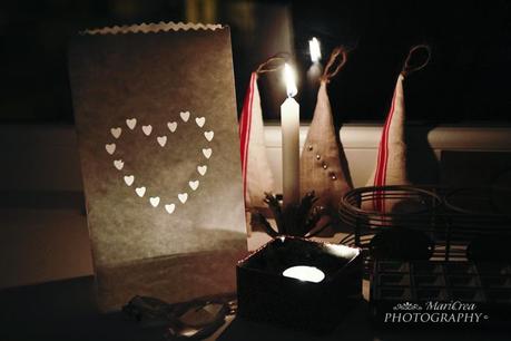 Decorazioni natalizie luminose candele e lanterne di carta per Natale