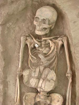 Scoperto cimitero con crani deformi vecchi di 1000 anni