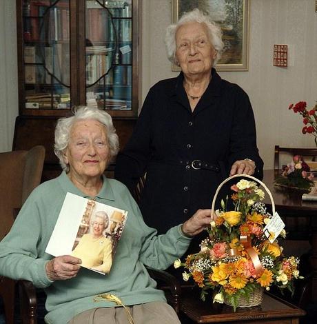 CI CREDERESTE CHE QUESTA DONNA HA 107 ANNI !?!?! In the family: Mary, left, is seen here when she passed 100 with her older sister Keeny, who was 101 at the time