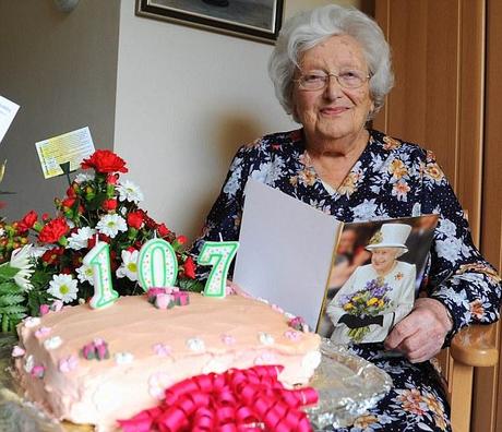CI CREDERESTE CHE QUESTA DONNA HA 107 ANNI !?!?! Fighting fit: Mary Snelling has celebrated her 107th birthday with friends and with a card from the Queen - and says the secret is an apple a day