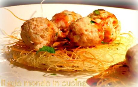 CROCCHETTE DI NOODLES DI RISO CON POLPETTE DI CARNE E HOISIN SAUCE