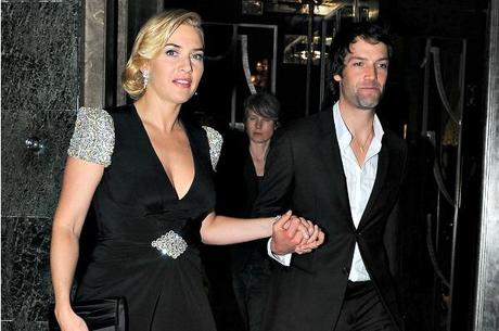 Kate Winslet sposa Ned Rocknroll accompagnata all'altare da Leonardo DiCaprio