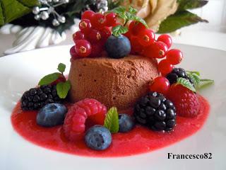 Semifreddo al cioccolato fondente su salsa di frutti di bosco