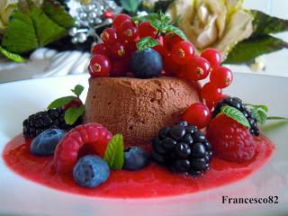 Semifreddo al cioccolato fondente su salsa di frutti di bosco