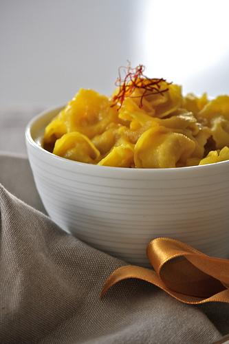 Cappelletti all'emiliana in brodo di zafferano e porri IMG_3669