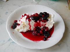 RICETTE: Torta meringata in salsa di frutti di bosco RICETTE: Torta meringata in salsa di frutti di bosco