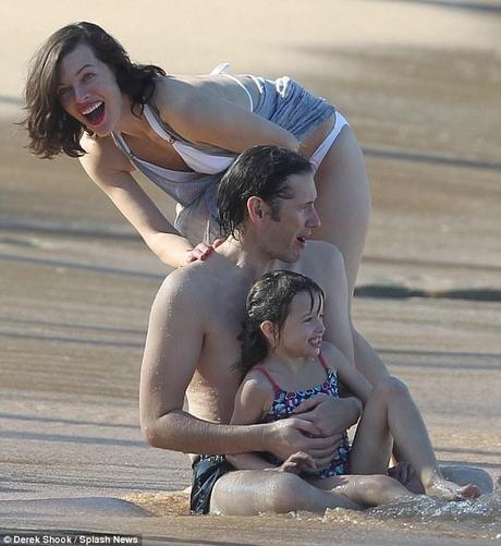 Una splendida Milla Jovovich in bikini a Maui: Ecco le foto